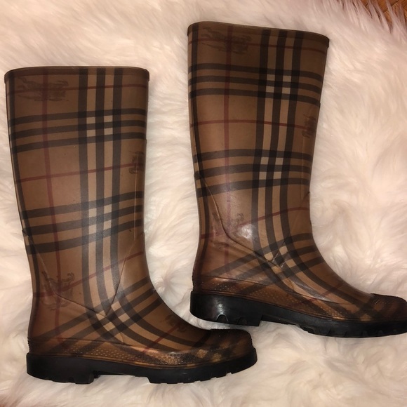 Burberry Rainboots. Size 5 - Picture 1 of 5